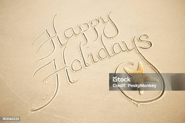 Escrito A Mano Feliz Navidad Decorativos Mensaje De Felicitación Con Estrella De Mar En La Arena Foto de stock y más banco de imágenes de Playa