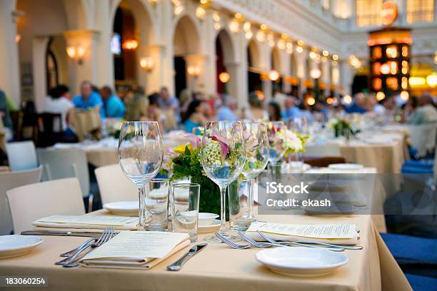 Foto de Agitado Restaurante Italiano e mais fotos de stock de Jantar com convidados - Jantar com convidados, Restaurante, Arranjar