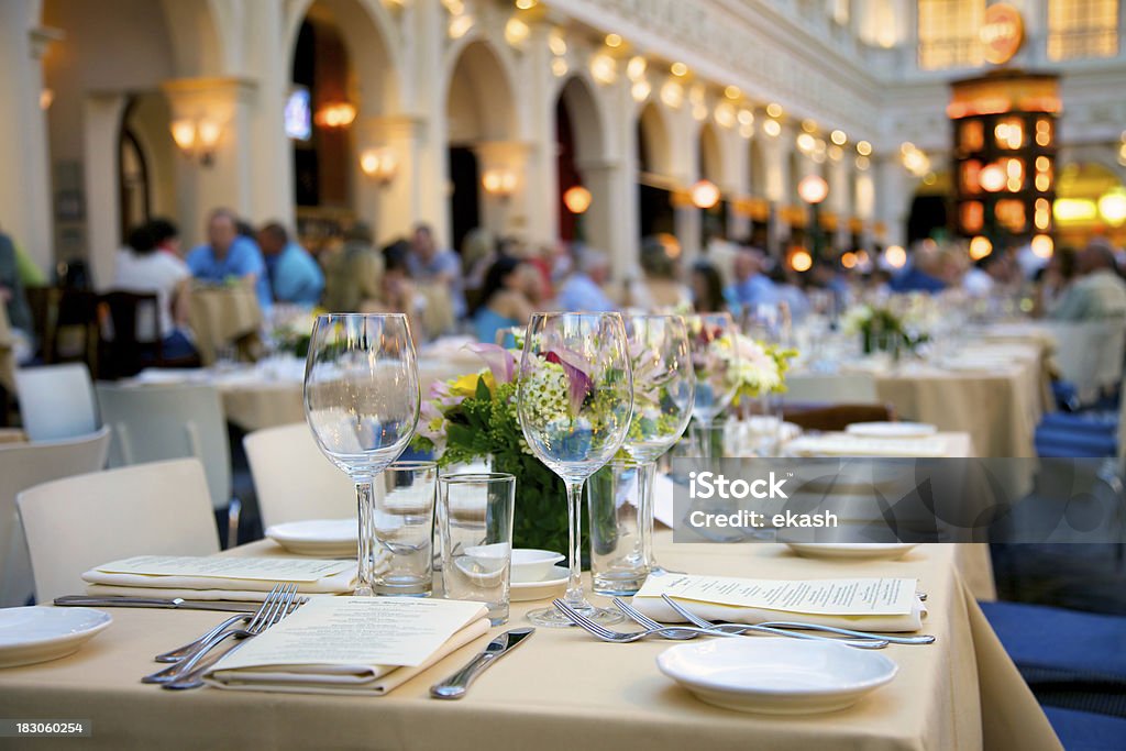 Busy итальянский ресторан - Стоковые фото Званый ужин роялти-фри