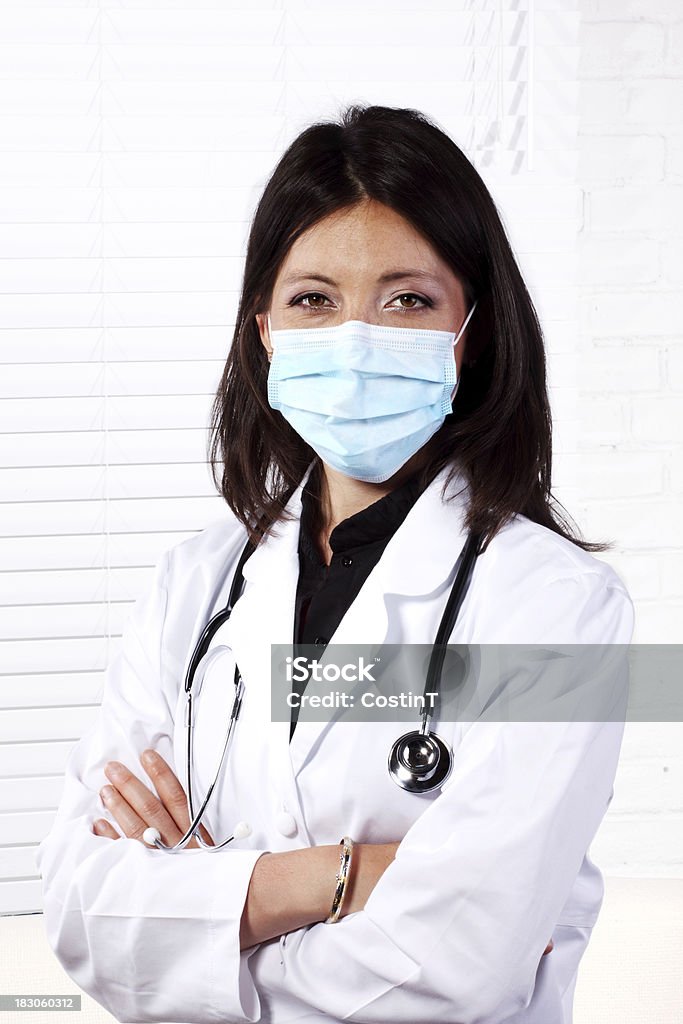 Junge Ärztin mit Stethoskop und Maske - Lizenzfrei Allgemeinarztpraxis Stock-Foto