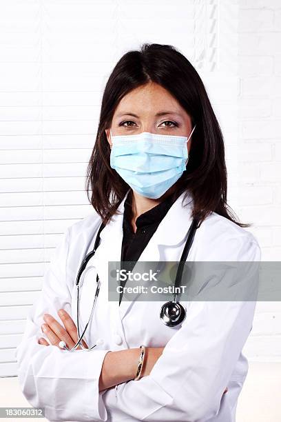 Junge Ärztin Mit Stethoskop Und Maske Stockfoto und mehr Bilder von Allgemeinarztpraxis - Allgemeinarztpraxis, Arme verschränkt, Arzt
