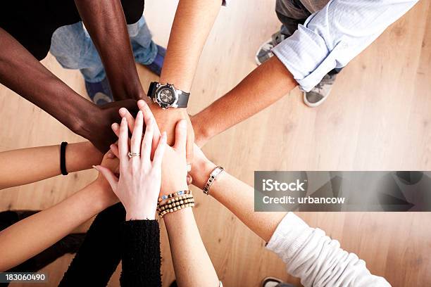 Gruppe Mit Hände Zusammen Stockfoto und mehr Bilder von Hände verschränken - Hände verschränken, Zusammenarbeit, Multikulturelle Gruppe