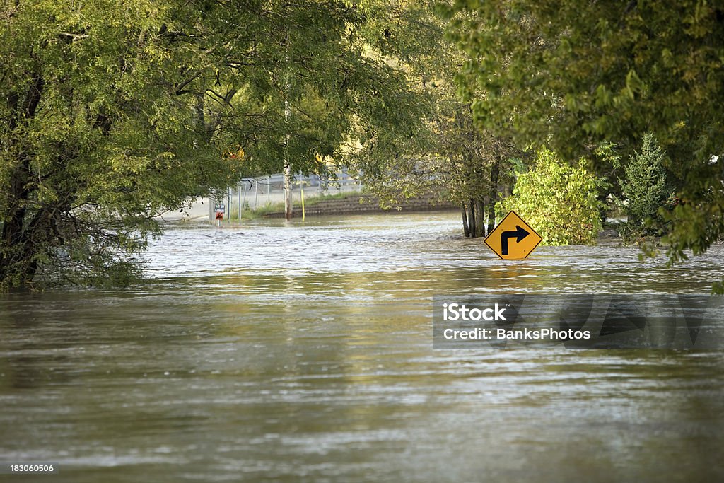 Река великолепным на город Улица - Стоковые фото Потоп роялти-фри