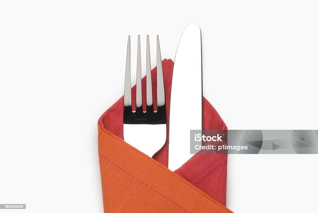 Couverts avec serviette orange isolé avec un Tracé de détourage - Photo de Couteau de table libre de droits