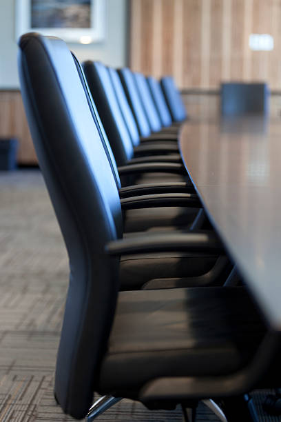 sala conferenze fila di sedie - boardroom chairs foto e immagini stock