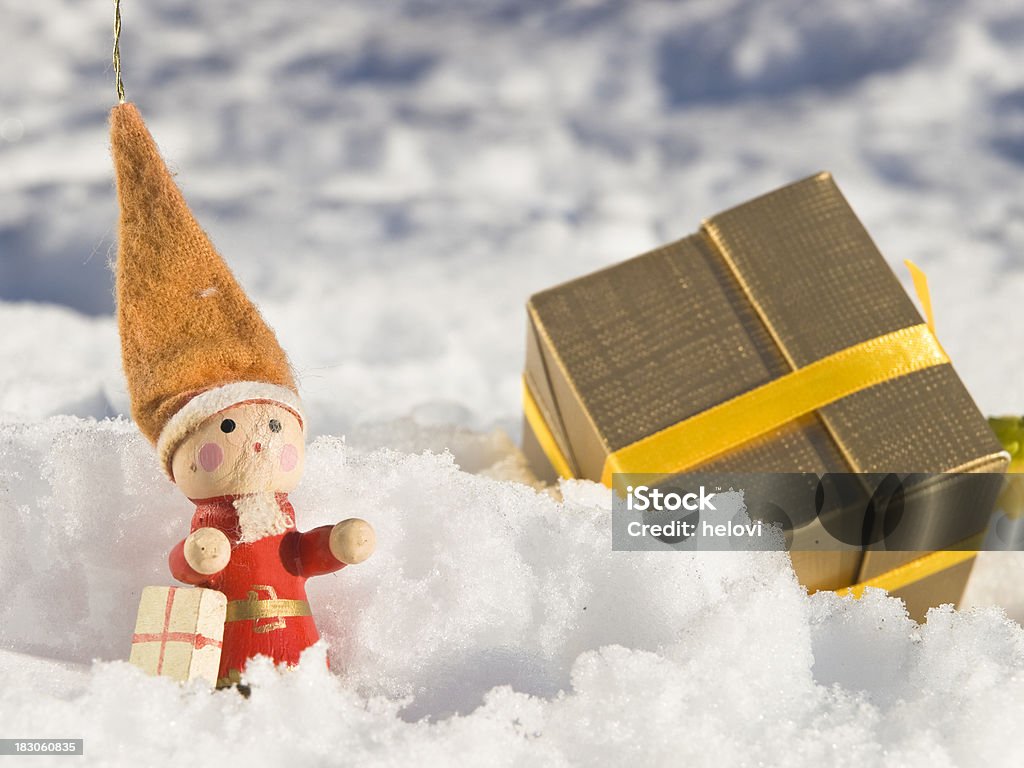 Natale e il regalo di nano - Foto stock royalty-free di Avvolto