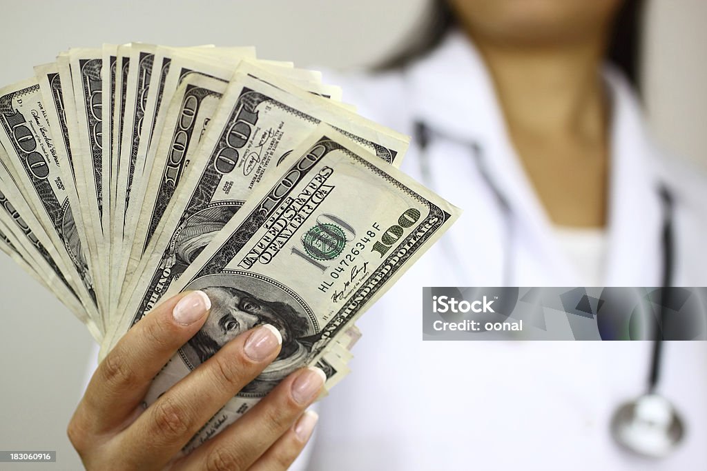 Médico con dinero - Foto de stock de Doctor libre de derechos