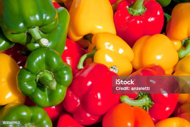 Variedade De Cor Bell Peppers - Fotografias de stock e mais imagens de Amarelo - Amarelo, Colorido, Comida