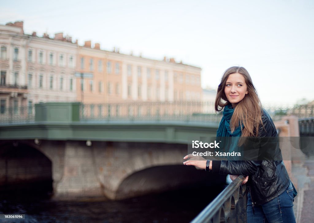 Hermosa chica en la calle - Foto de stock de 18-19 años libre de derechos