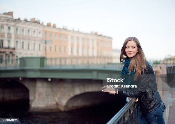 Hermosa Chica En La Calle Foto de stock y más banco de imágenes de 18-19 años - 18-19 años, 20 a 29 años, 20-24 años