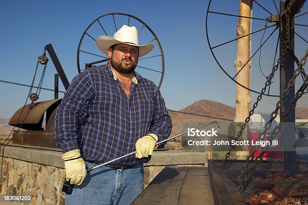 Old West Bbq Cozinhar A Carne De Vaca - Fotografias de stock e mais imagens de Churrascada - Churrascada, Grelhador, Texas