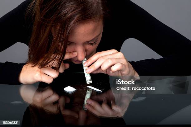 코로 흡입하기 무연탄 코카인에 대한 스톡 사진 및 기타 이미지 - 코카인, 한 명의 여자만, 개념