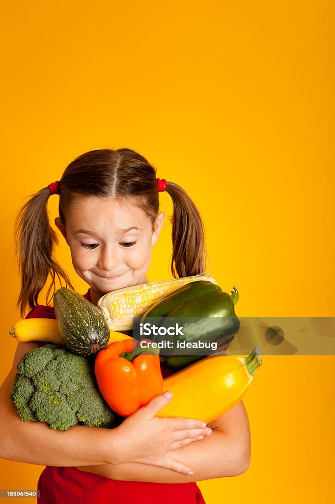 Menina feliz segurando legumes, pimentão, brócolis, abóbora, abobrinha, milho - Foto de stock de 6-7 Anos royalty-free