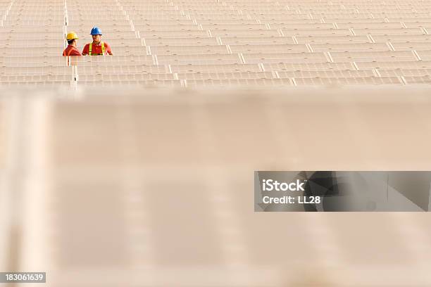 Foto de Empreiteira e mais fotos de stock de Energia sustentável - Energia sustentável, Homens, Adulto