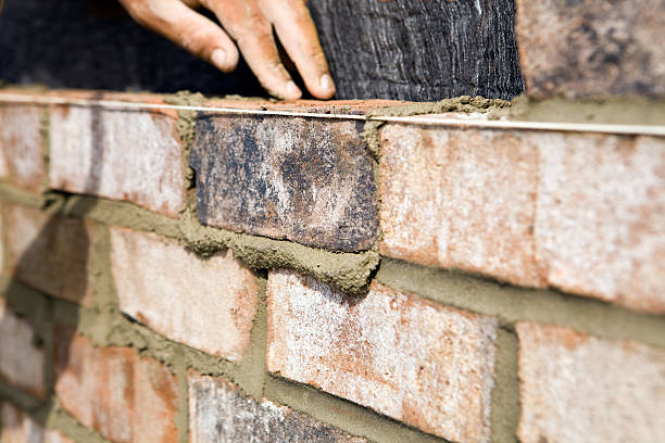 mason ambiente em uma parede de tijolos - mason brick bricklayer installing - fotografias e filmes do acervo