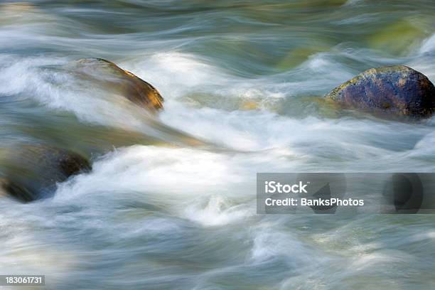 Fluss Wasser Über Die Felsen Stockfoto und mehr Bilder von Bach - Bach, Berg, Bewegungsunschärfe