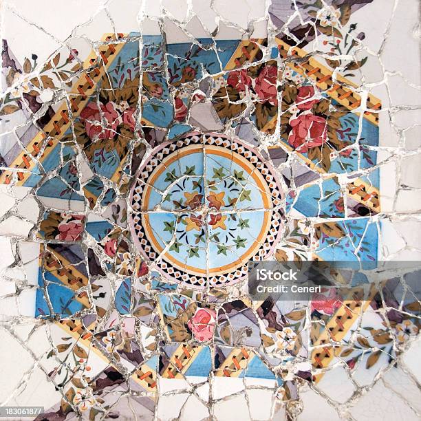 Mosaico A Colori Modelli In Park Guell Barcellona Spagna - Fotografie stock e altre immagini di Arte