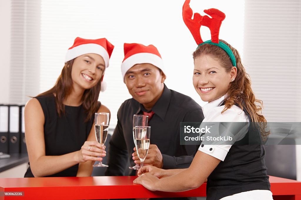 Weihnachten party im Büro - Lizenzfrei 25-29 Jahre Stock-Foto