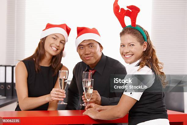 Weihnachten Party Im Büro Stockfoto und mehr Bilder von 25-29 Jahre - 25-29 Jahre, Arbeitsstätten, Asiatischer und Indischer Abstammung