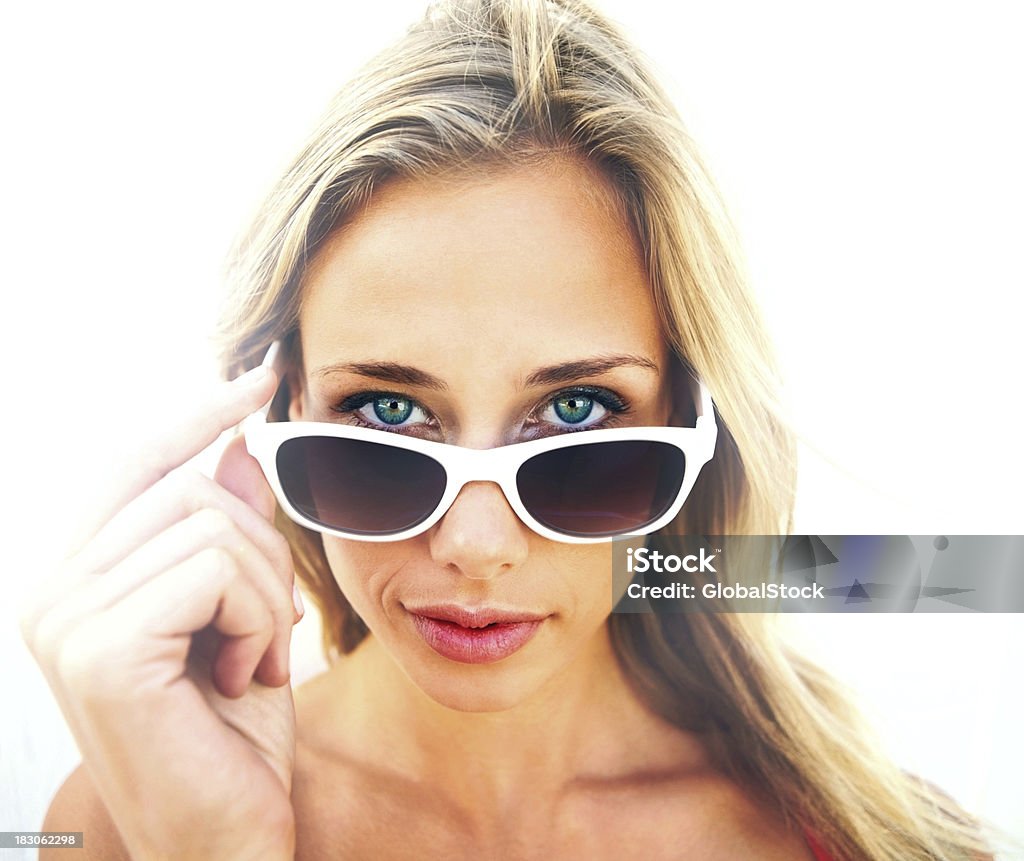 Primo piano di una bella donna dai capelli biondi, indossando occhiali da sole - Foto stock royalty-free di Adolescente