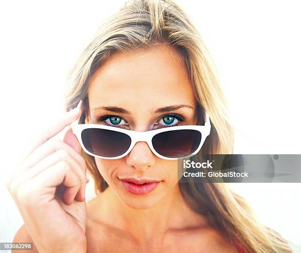 Zbliżenie Z Ładny Blond Kobieta W Okulary Przeciwsłoneczne - zdjęcia stockowe i więcej obrazów 20-29 lat