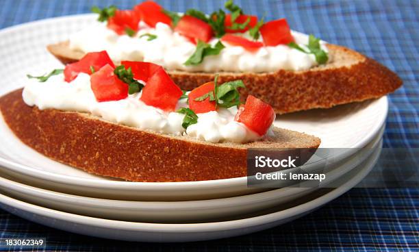 サンドイッチカッテージチーズ - カッテージチーズのストックフォトや画像を多数ご用意 - カッテージチーズ, トマト, パン