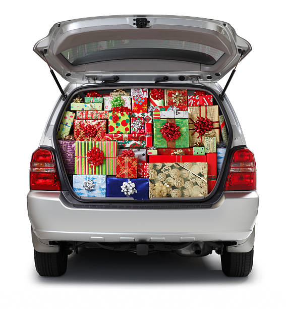 weihnachten geschenke gefüllte in suv, isoliert auf weißem hintergrund - car rear view behind car trunk stock-fotos und bilder