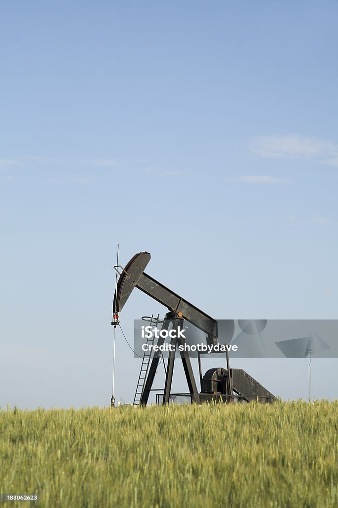 Нефть Деррик в Пшеница поле - Стоковые фото Machinery роялти-фри
