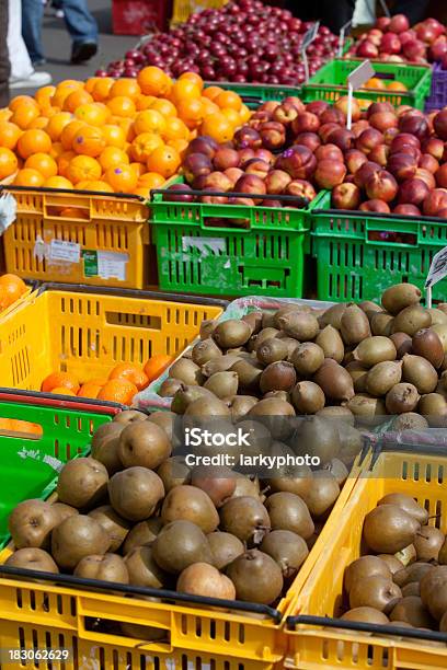 Cesto De Frutas No Mercado - Fotografias de stock e mais imagens de Agricultura - Agricultura, Alimentação Saudável, Amarelo