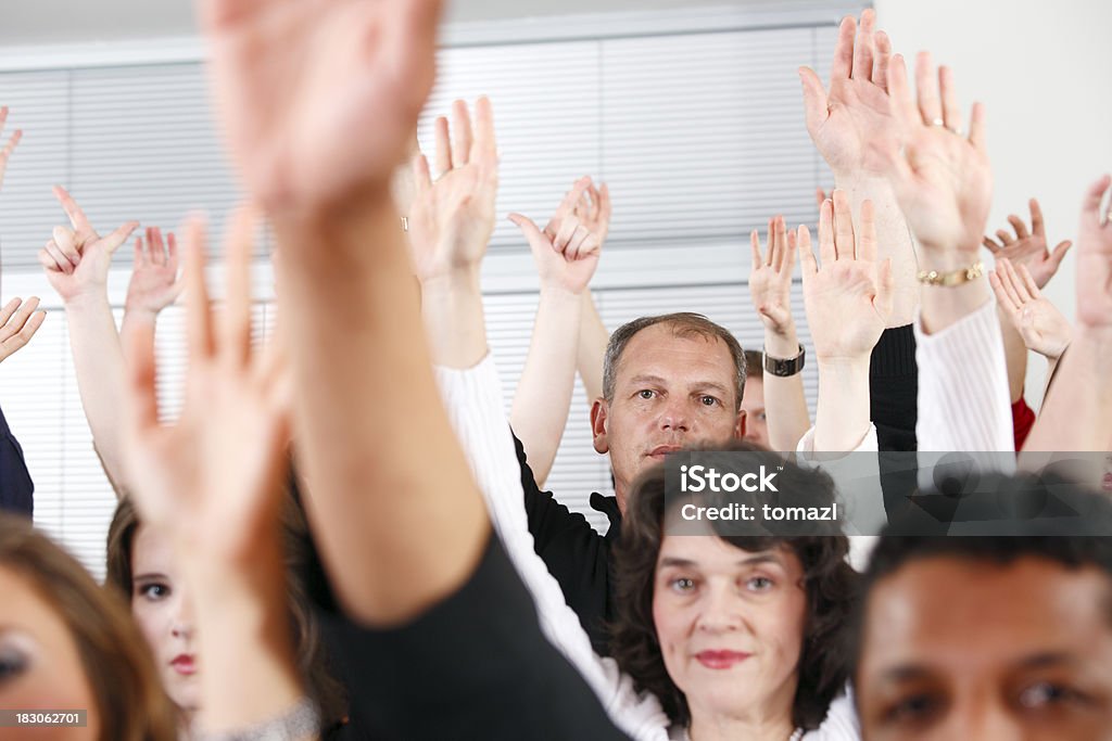 Толпа с руки в воздухе - Стоковые фото Зритель роялти-фри