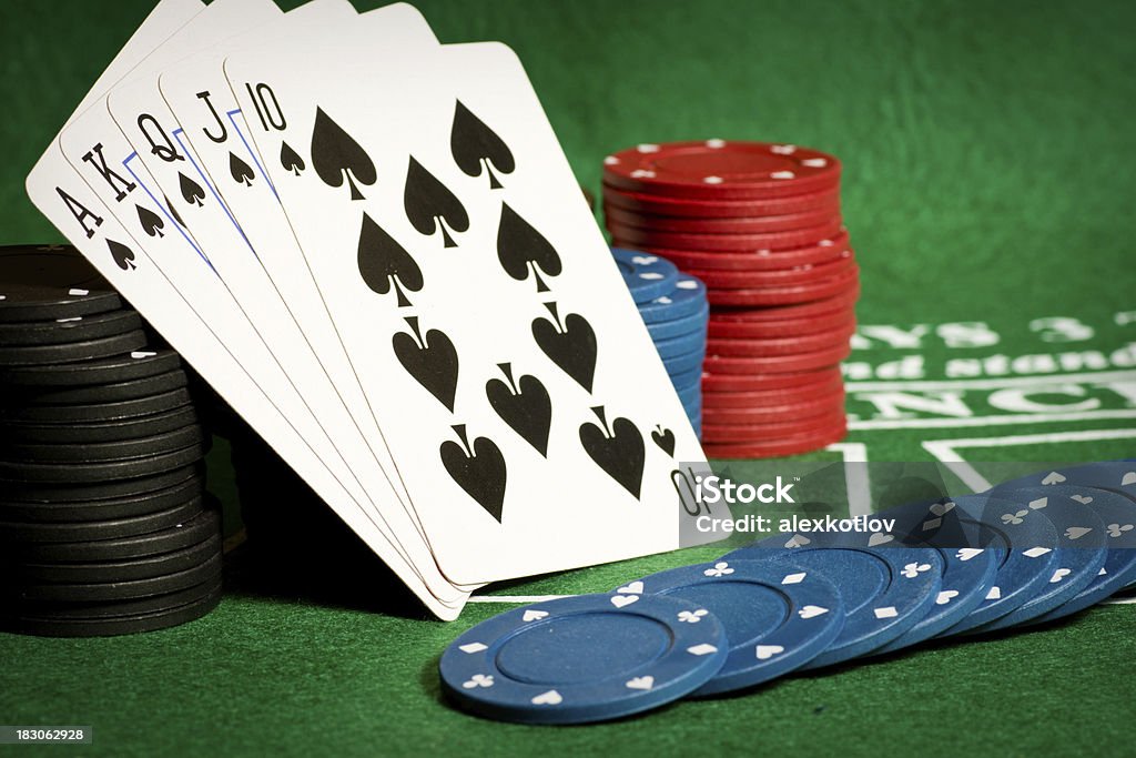 Poker Tisch mit Glücksspiel-chips und Karten - Lizenzfrei Ass Stock-Foto