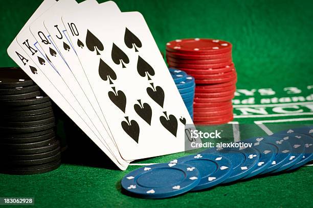 Poker Tisch Mit Glücksspielchips Und Karten Stockfoto und mehr Bilder von Ass - Ass, Bildhintergrund, Blau