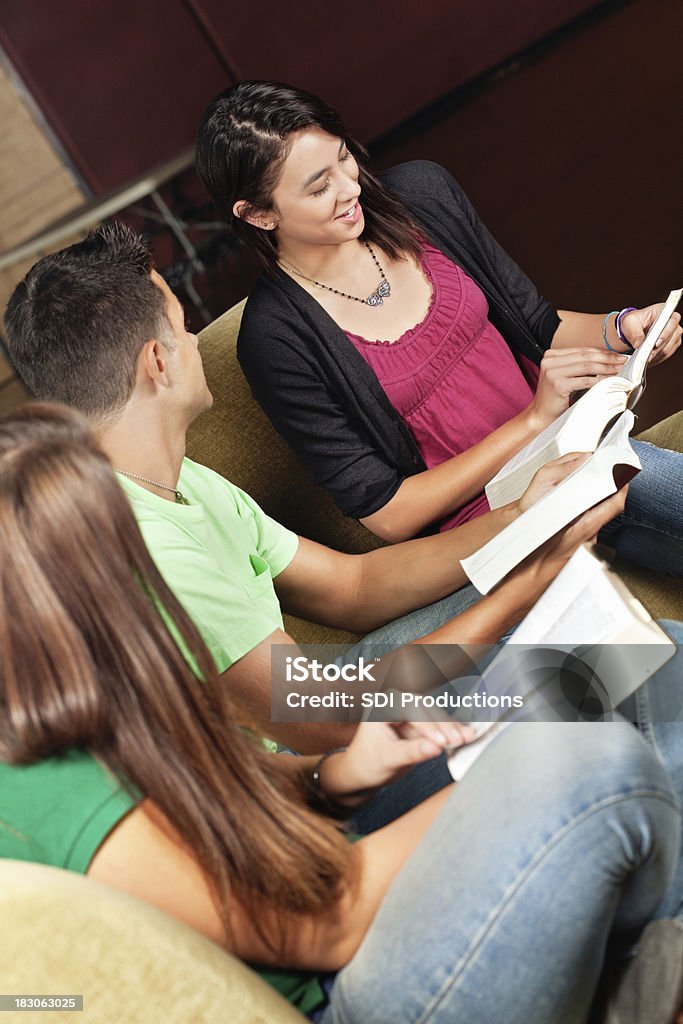 Jeune femme lecture Bible avec un groupe d'amis - Photo de Bible libre de droits