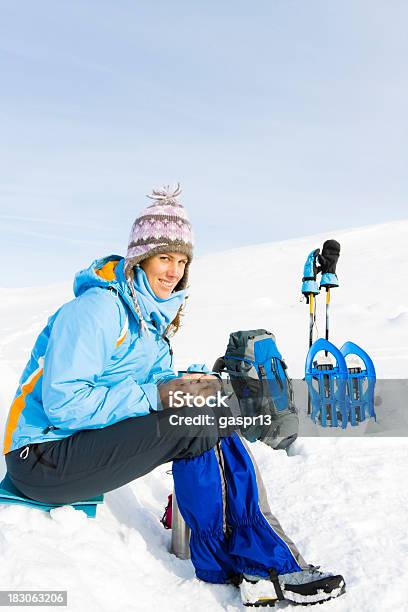 Photo libre de droit de Lheure Du Thé banque d'images et plus d'images libres de droit de Boire - Boire, Hiver, Raquette à neige