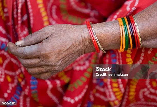 マルチカラーのブレスレットで手のインドの女性 - 女性のストックフォトや画像を多数ご用意 - 女性, 女性のみ, 1人