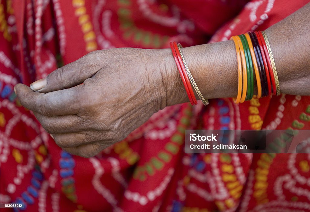 Pulseira colorida em mãos de mulher Indiana - Foto de stock de Mulheres royalty-free