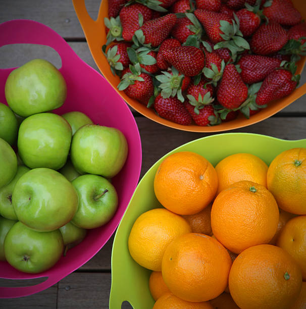 três frutas - apple granny smith apple three objects green - fotografias e filmes do acervo