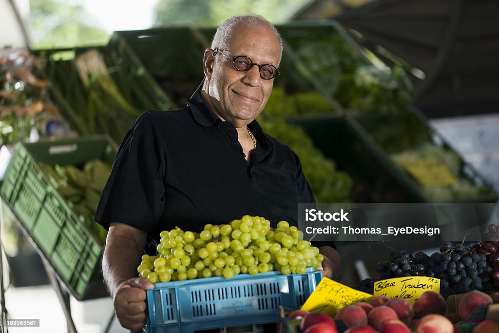 Homem compra de uvas em um mercado ao ar livre - Royalty-free Afro-americano Foto de stock