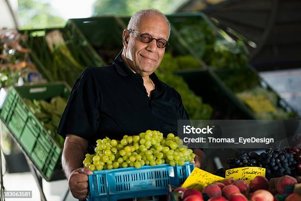 Homem Compra De Uvas Em Um Mercado Ao Ar Livre - Fotografias de stock e mais imagens de Afro-americano - Afro-americano, Feira Agrícola, Mercado de Produtos Agrícolas