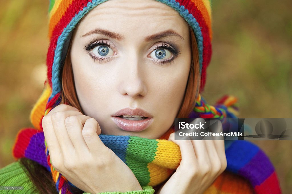 Belle femme dans une écharpe d'hiver - Photo de 20-24 ans libre de droits