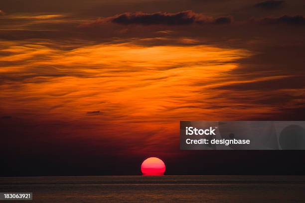 優しいレッドの夕日 - Horizonのストックフォトや画像を多数ご用意 - Horizon, かすみ, オレンジ色