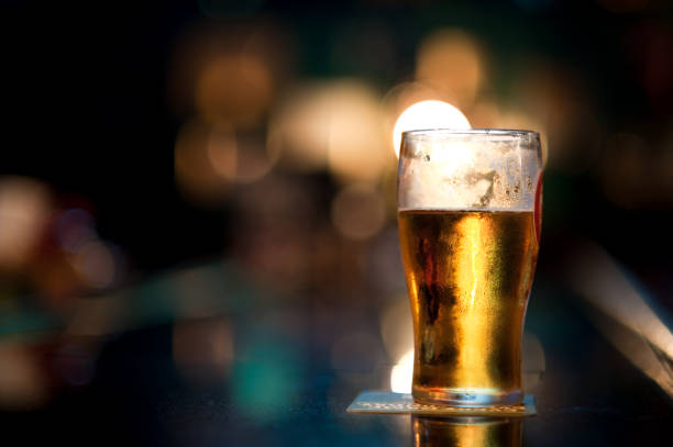 copo de cerveja em um bar - beer bar counter bar beer glass - fotografias e filmes do acervo