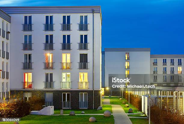 Foto de Dormitório À Noite e mais fotos de stock de Dormitório - Campus - Dormitório - Campus, Exterior de Prédio, Casa