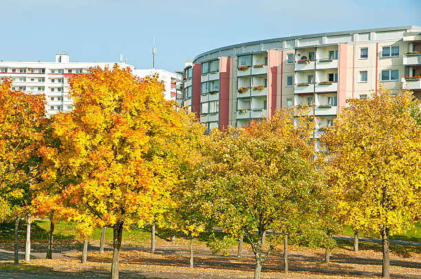 apartement edifici in autunno, gera, la turingia, germania - plattenbau neubau apartment east germany foto e immagini stock