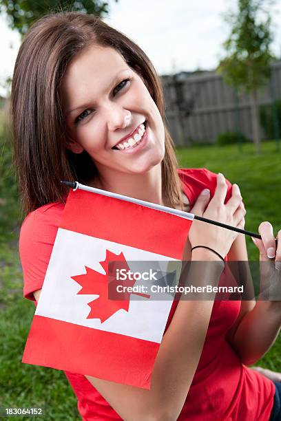Dzień Kanady - zdjęcia stockowe i więcej obrazów 20-24 lata - 20-24 lata, Beztroski, Brązowe włosy