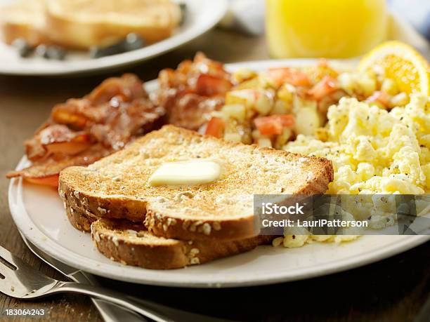 Buttered 다학제 낟알 토스트 달걀 베이컨 빵에 대한 스톡 사진 및 기타 이미지 - 빵, 식빵, 접시