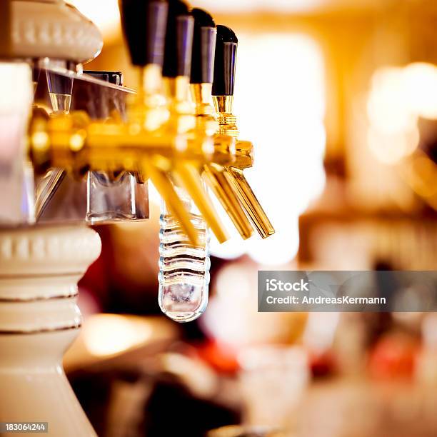 ビールタップ - アルコール飲料のストックフォトや画像を多数ご用意 - アルコール飲料, オレンジ色, カラー画像