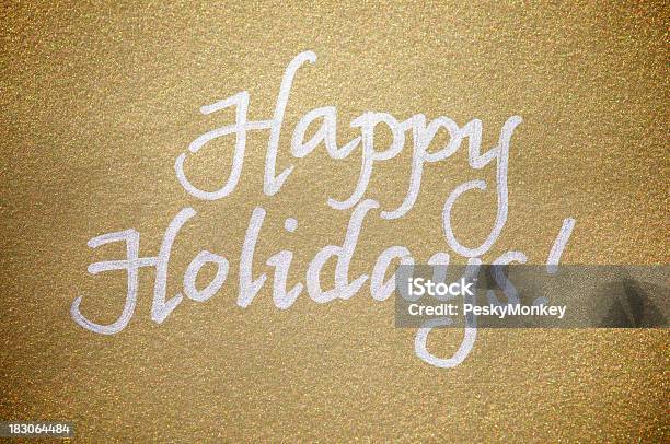 Mensagem De Feliz Natal Postal De Saudações Prata Em Brilhantes Ouro Papel - Fotografias de stock e mais imagens de Caligrafia