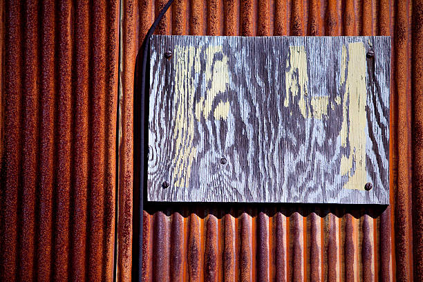 заржавленный знак - sign rust old fashioned corrugated iron стоковые фото и изображения