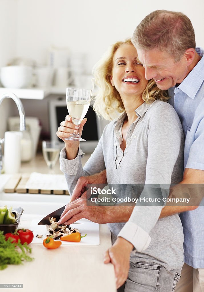 Pareja romántica pasar tiempo juntos en la cocina - Foto de stock de 40-49 años libre de derechos